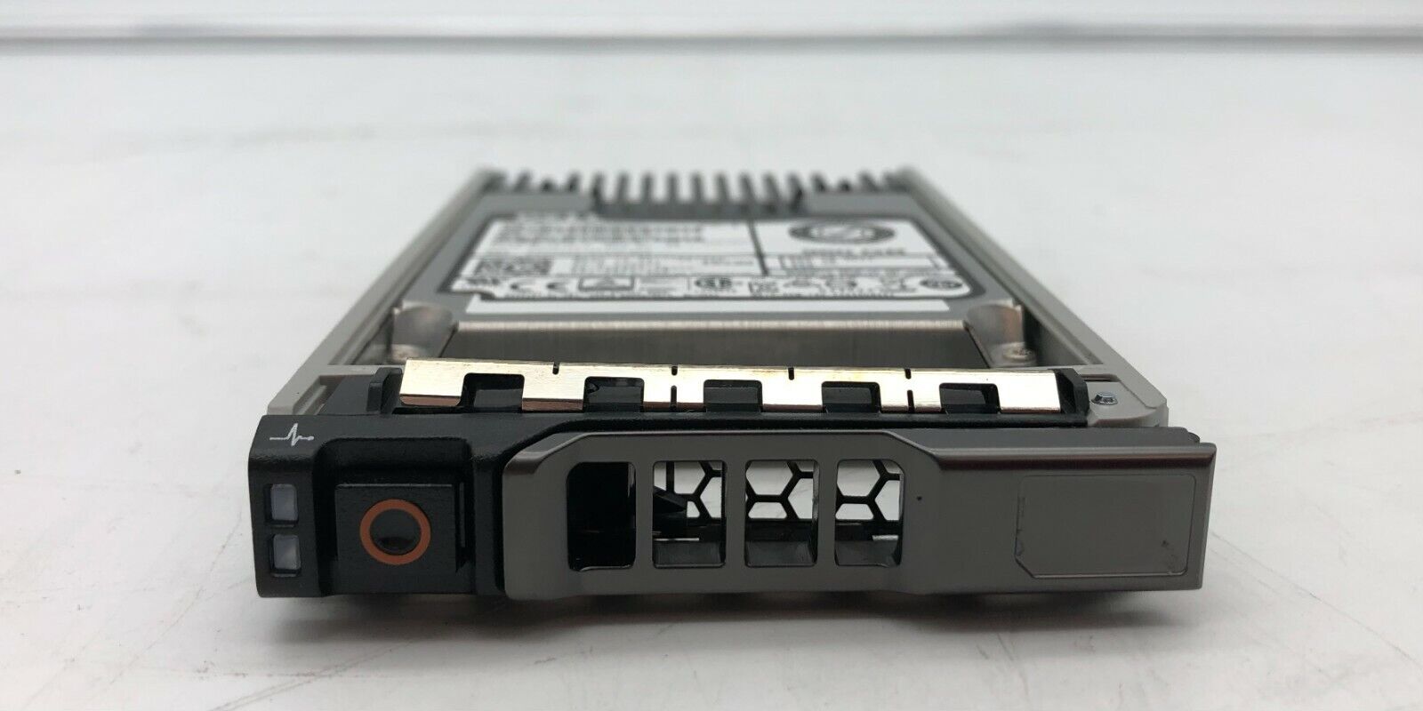 Kit de cliente Dell de 960 GB de intercambio en caliente SSD SATA de 2,5" y 6 Gb/s para PowerEdge T430, T630, PowerEdge R230, R330, R430, R630, R730, R730xd, R830, T440, T640