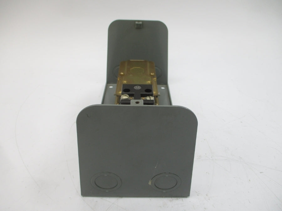 ALLEN BRADLEY 849-ZAD32 SER. B 110/120V 60A (MISSING COVER) (BR/YL) NSMP